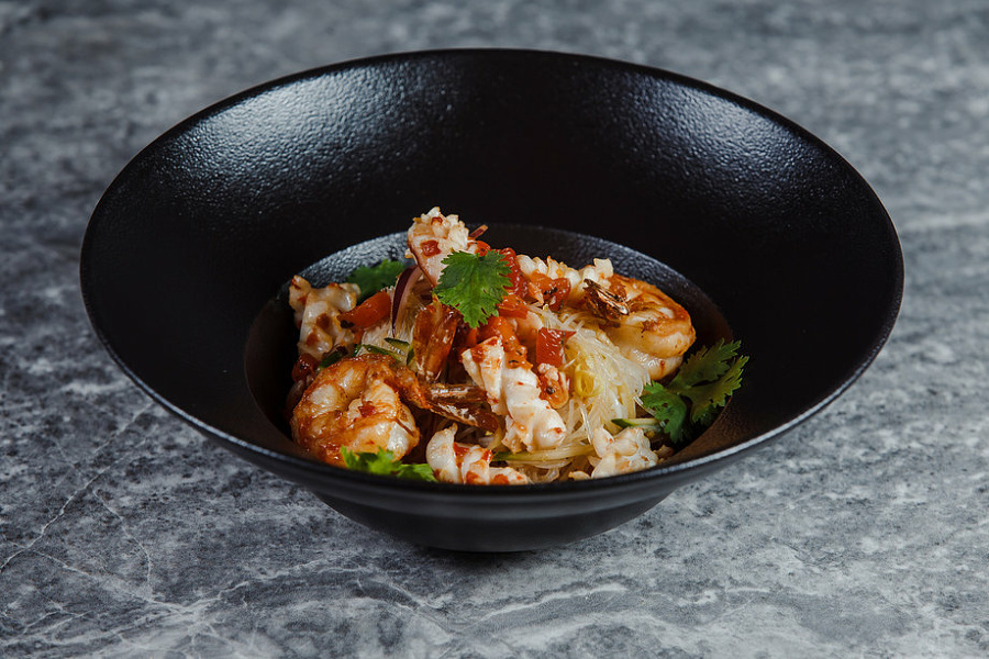Салат из стеклянной лапши с креветками и кальмаром