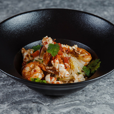 Салат из стеклянной лапши с креветками и кальмаром
