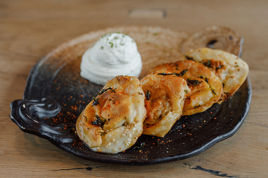 Жареные корейские пельмени со сливочным муссом и луком Сибулет