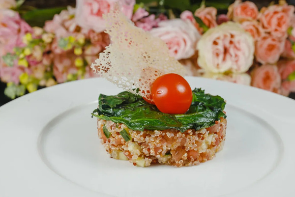 Салат с киноа, овощами и жареным шпинатом