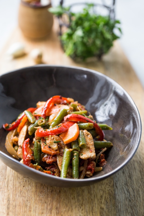 Куриное филе с фасолью и овощами