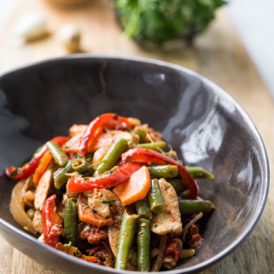 Куриное филе с фасолью и овощами