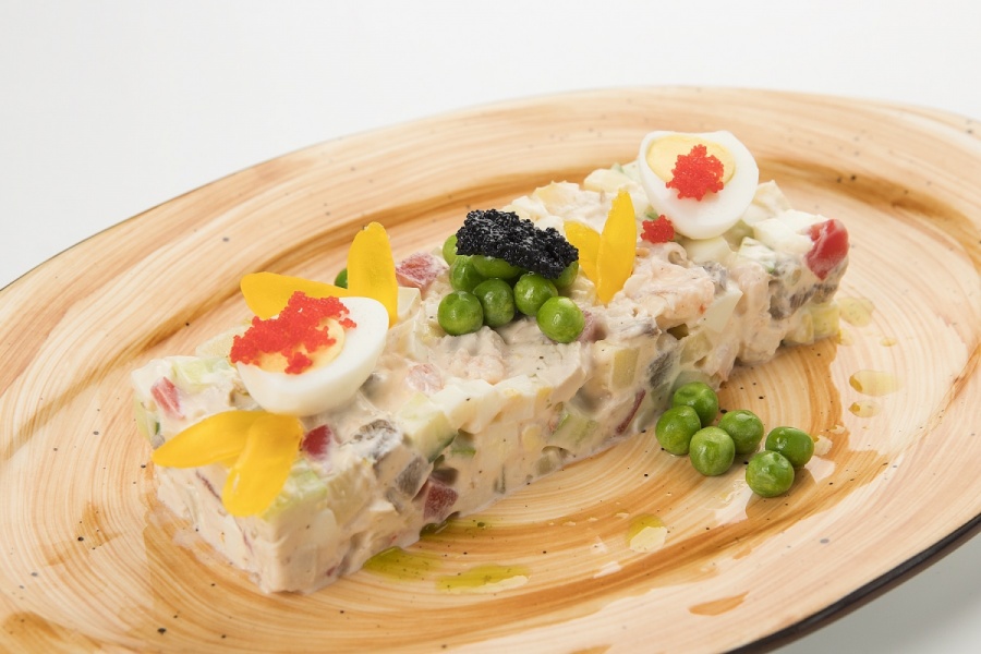 Оливье с креветкой, курицей и говядиной
