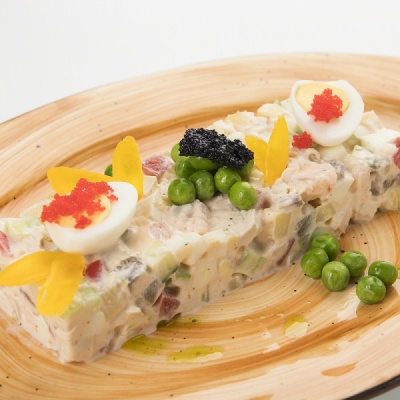 Оливье с креветкой, курицей и говядиной