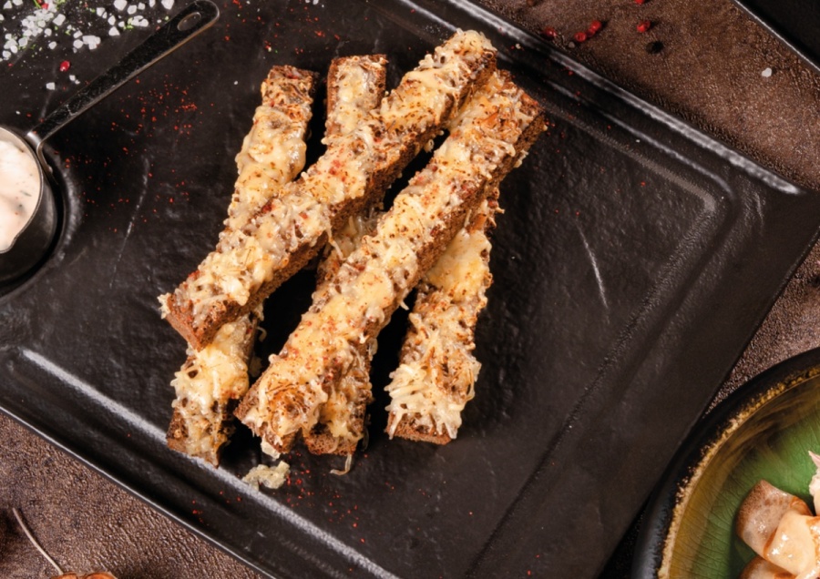 Ржаные гренки с копченым сыром