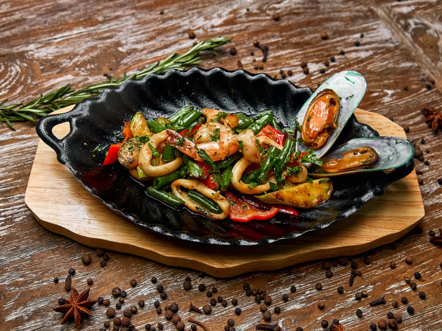 Горячая сковородка с морепродуктами