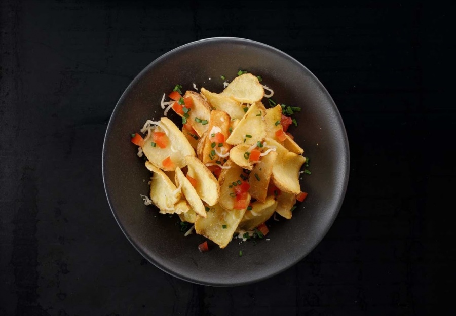 Картофельные дипперы с сыром и помидорами