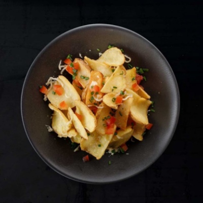 Картофельные дипперы с сыром и помидорами