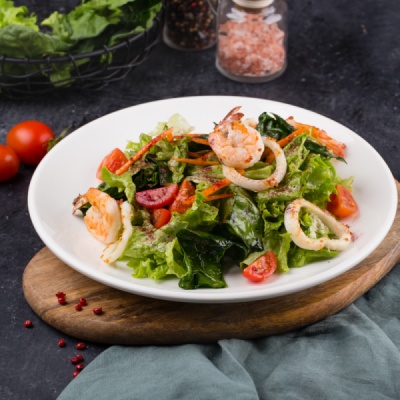 Салат с морепродуктами и зеленью