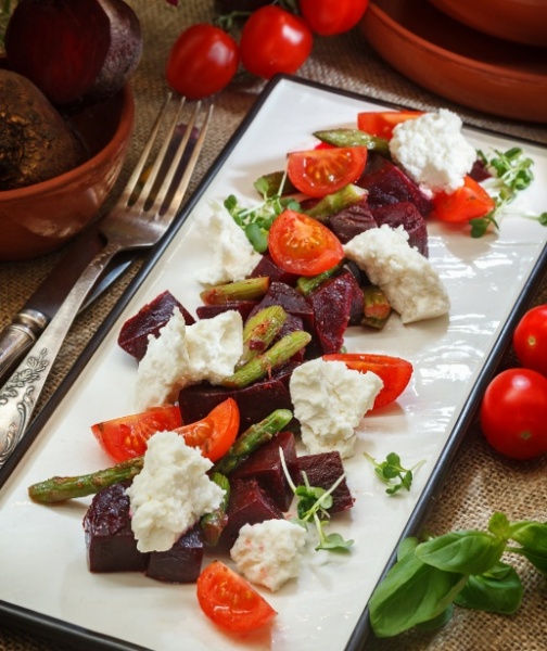 Салат из свеклы, спаржи и брынзы