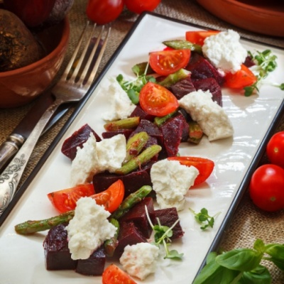 Салат из свеклы, спаржи и брынзы
