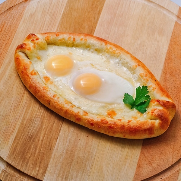 Хачапури по-аджарски с двумя яйцами