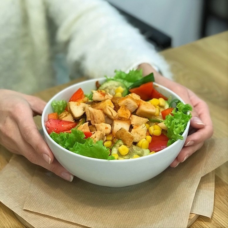 Теплый салат курица чили