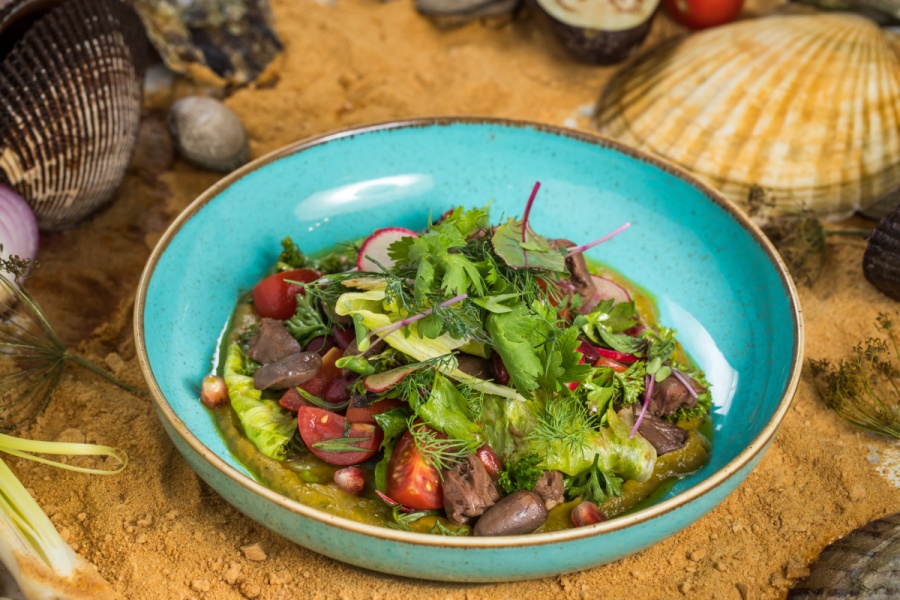 Салат с баклажановой икрой и томлеными куриными сердечками