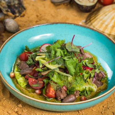 Салат с баклажановой икрой и томлеными куриными сердечками