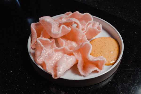 Креветочные чипсы с соусом Спайси