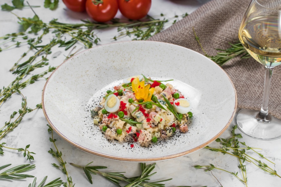 Оливье с креветкой, курицей и говядиной