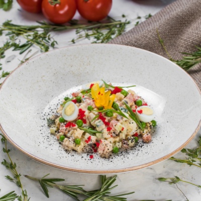 Оливье с креветкой, курицей и говядиной