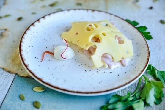 Салат с ветчиной и сыром