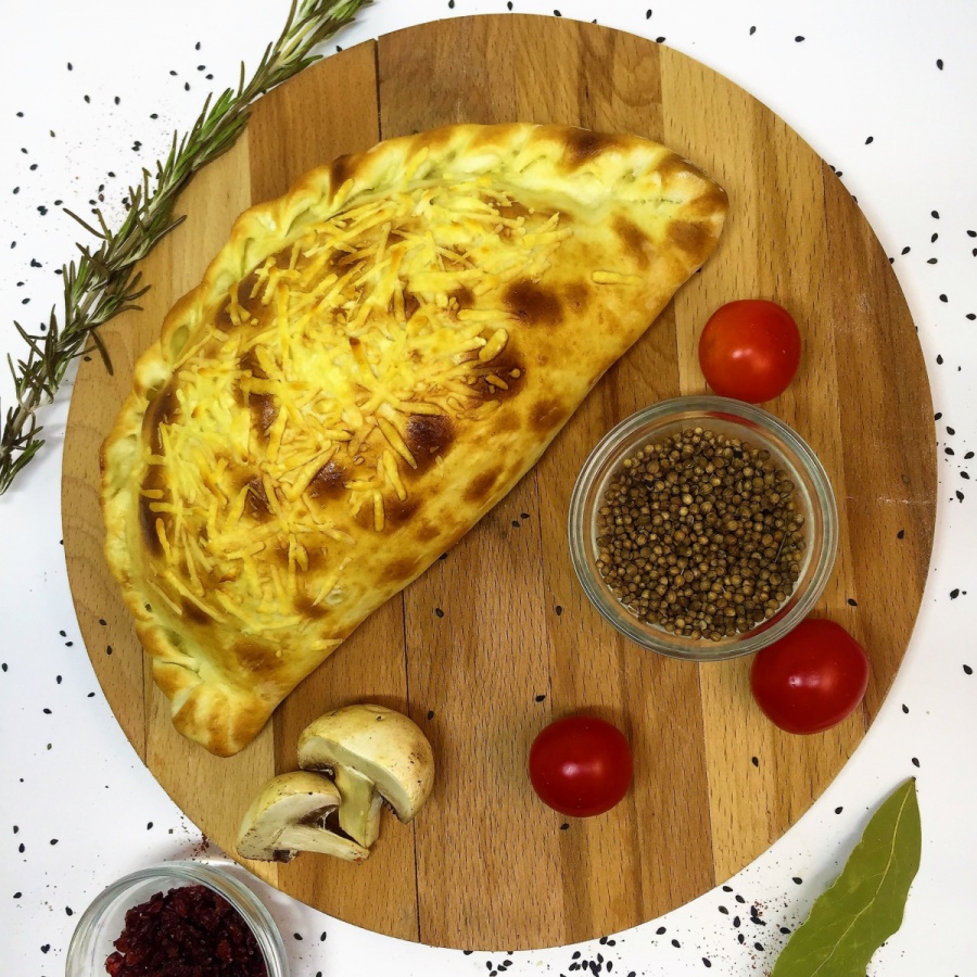 Кальцоне с курицей и грибами