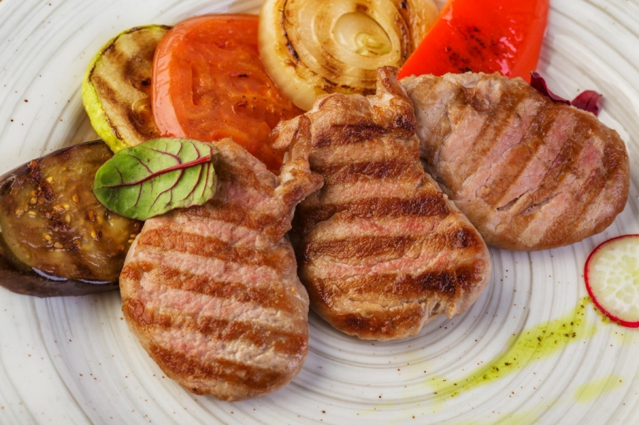 Медальоны из свинины с овощами гриль