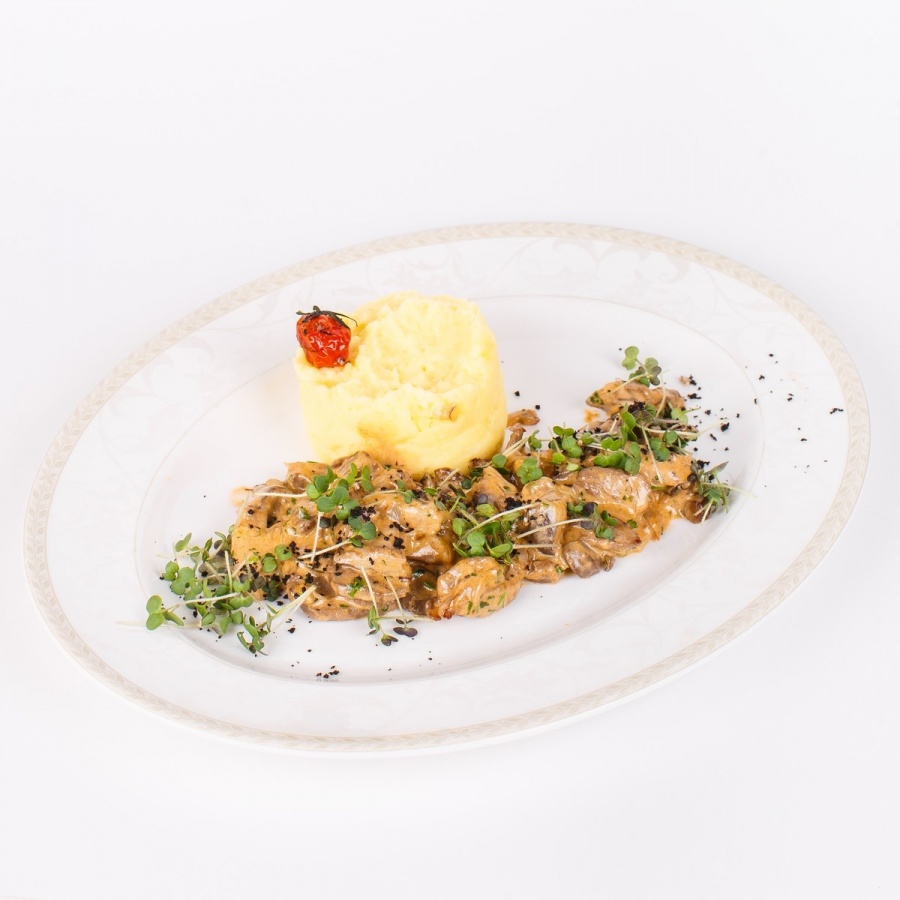 Бефстроганов из нежной говядины, с грибами и картофельным пюре