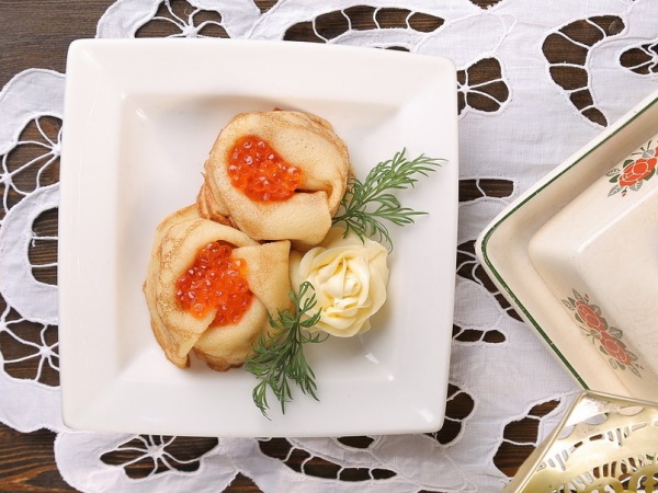 Блины с икрой лососевой