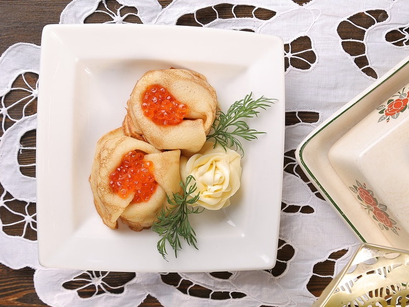 Блины с икрой лососевой