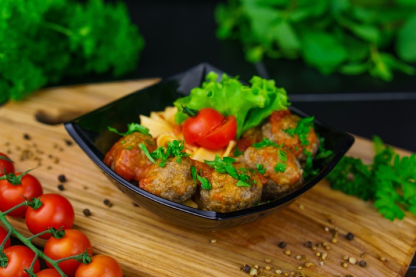 Паста с говяжьими митболами с томатным соусом