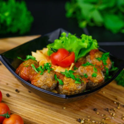 Паста с говяжьими митболами с томатным соусом