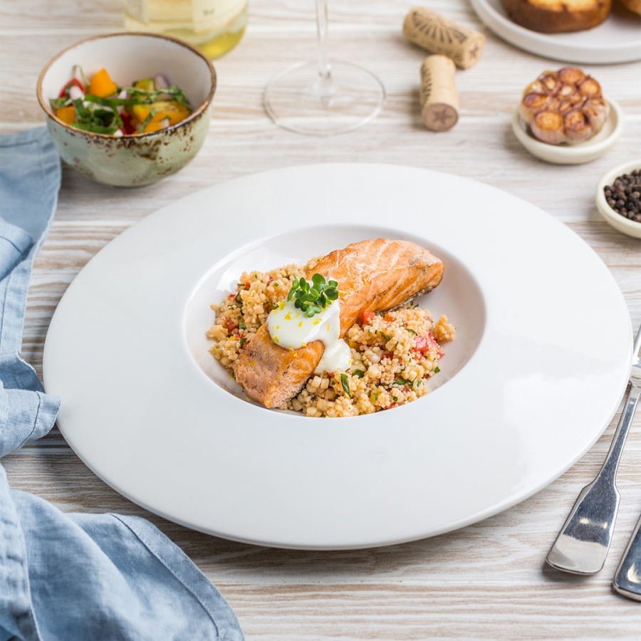Запечённый лосось с кускусом, птитимом и соусом бешамель
