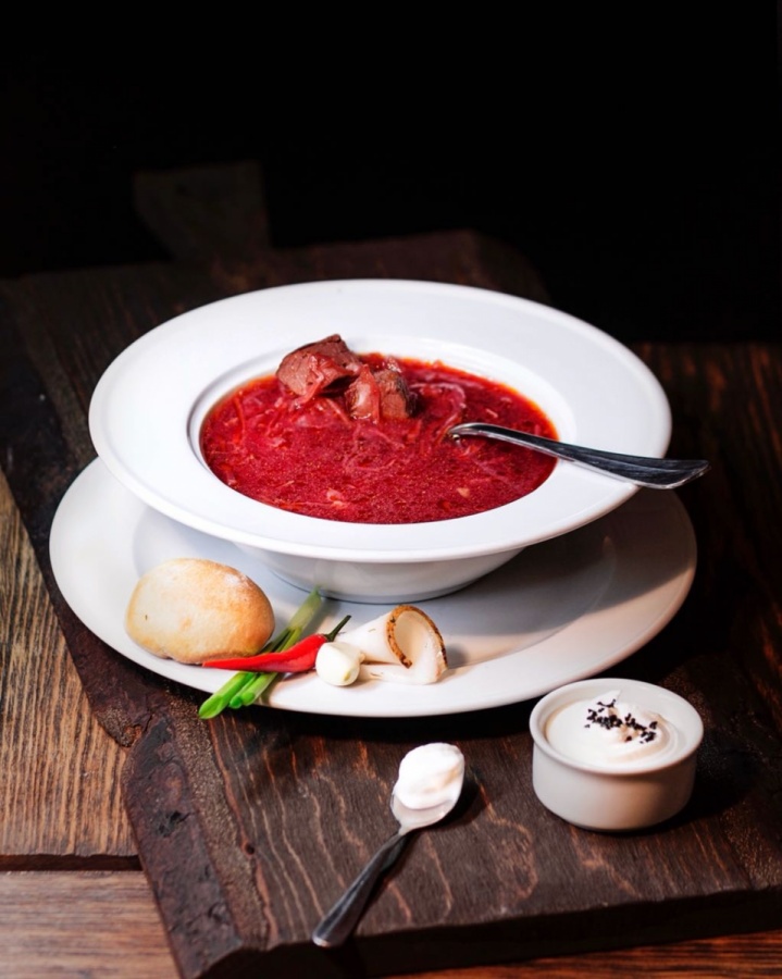 Кубанский борщ с говяжьей рулькой и чесночной пампушкой