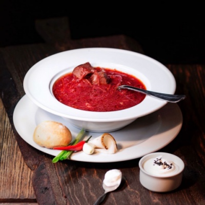 Кубанский борщ с говяжьей рулькой и чесночной пампушкой