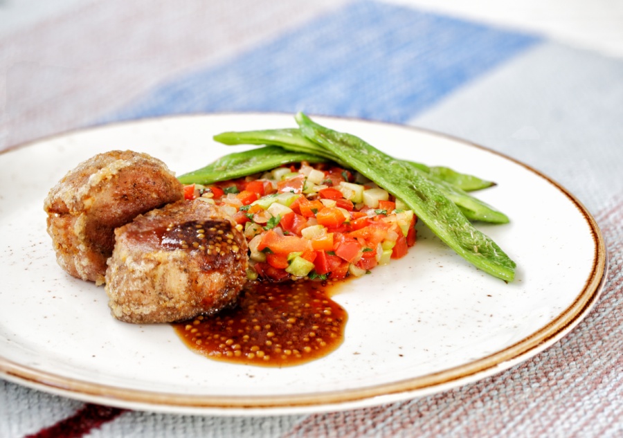 Медальоны из свинины с кабачковой икрой и лопатками фасоли