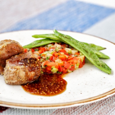 Медальоны из свинины с кабачковой икрой и лопатками фасоли