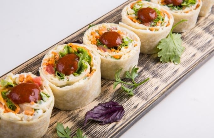 Армянский рулет с сыром, овощами и зеленью
