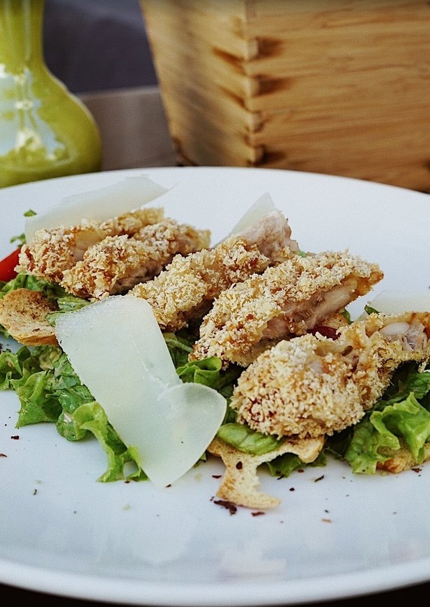 Салат с попкорном из курицы в устричном соусе