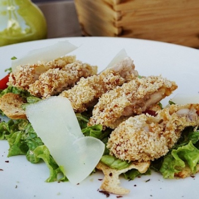 Салат с попкорном из курицы в устричном соусе