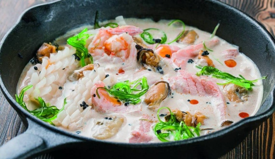 Сковородка с морепродуктами в сливочном соусе Том-кха