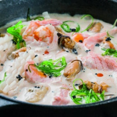Сковородка с морепродуктами в сливочном соусе Том-кха
