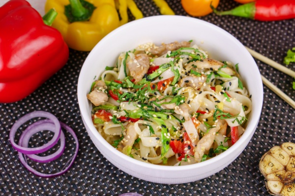 Wok-лапша с курицей