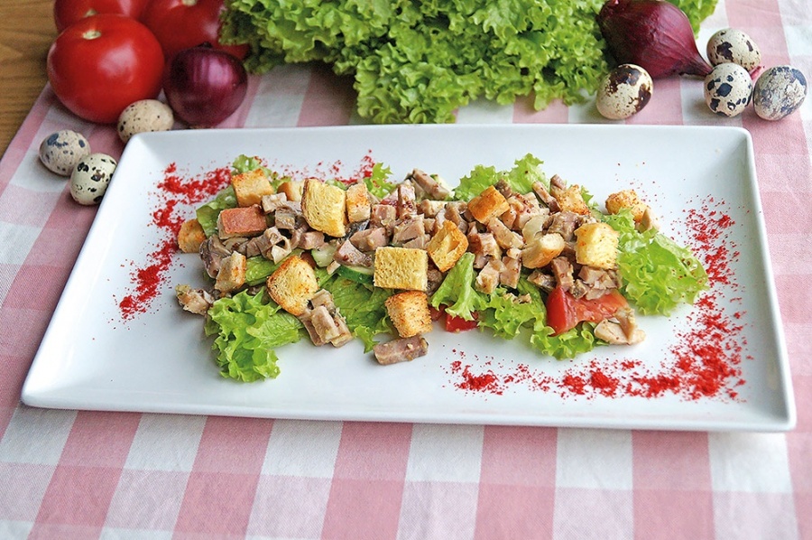 Мясной салат с сухариками и овощами
