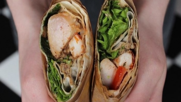 Шаверма с индейкой, кинзой и ореховым соусом