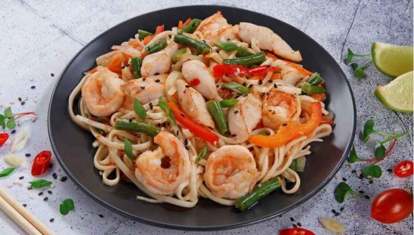 Удон с креветкой и курицей в сладком соусе Чили