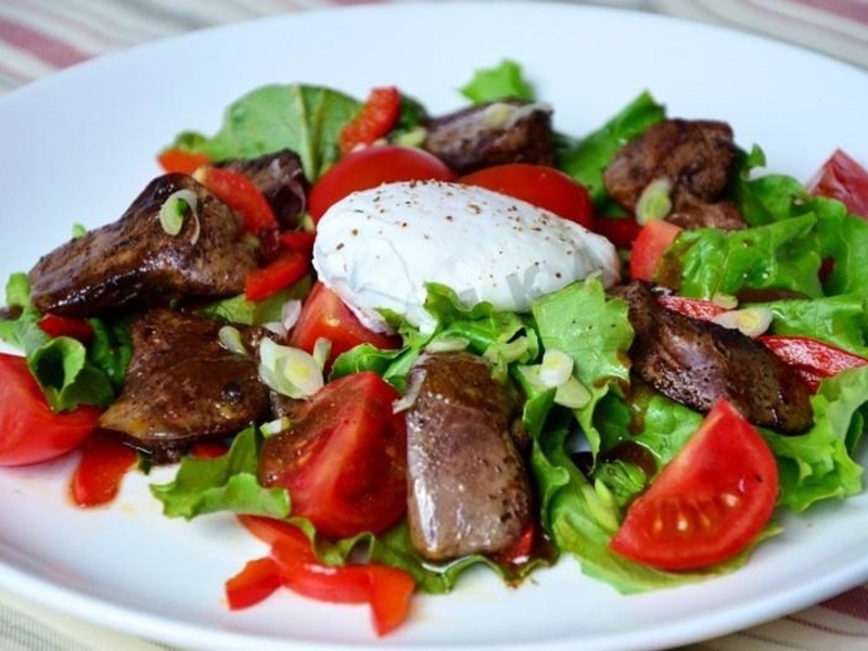 Теплый салат из куриной печени