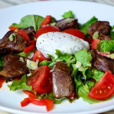 Теплый салат из куриной печени