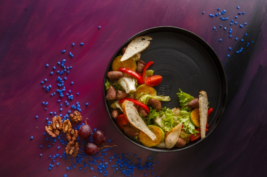Салат с куриными сердечками и овощами