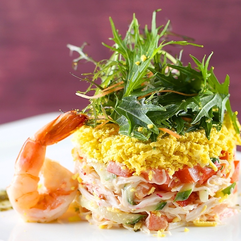 Фирменный салат с креветкой, семгой и мясом краба