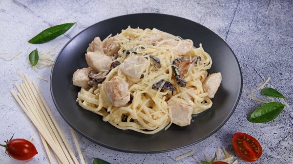Удон с курицей под сливочным соусом