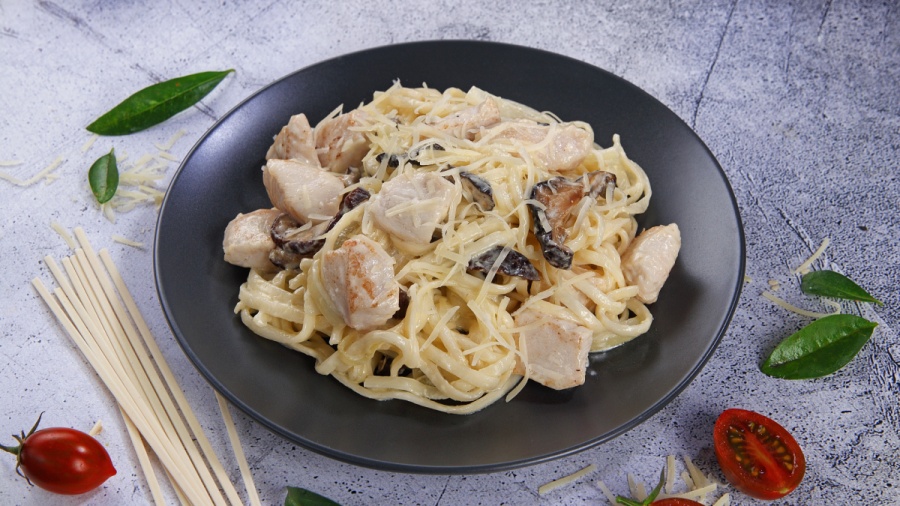 Удон с курицей под сливочным соусом